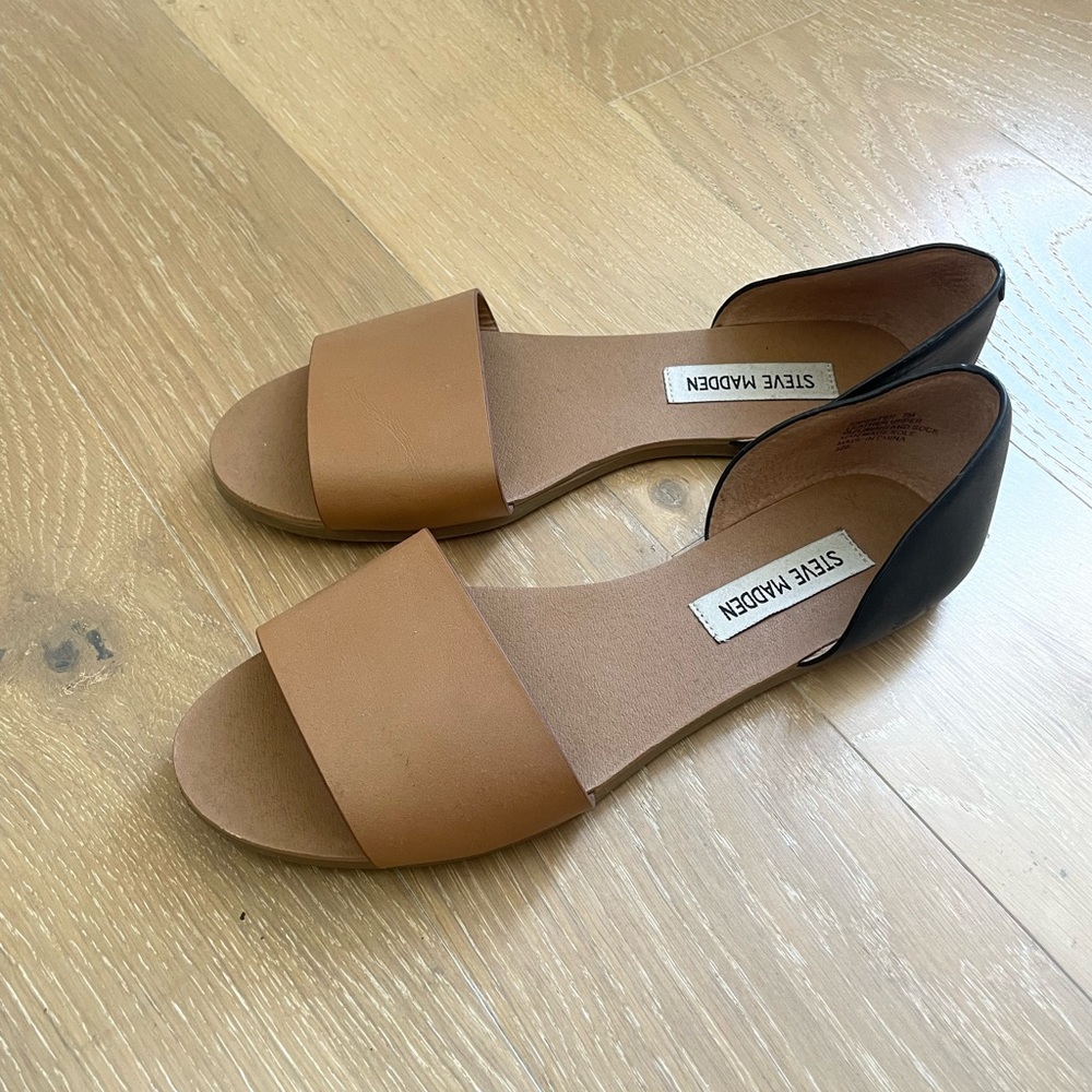 Steve Madden Sidestep Cognac and Black Sandals
